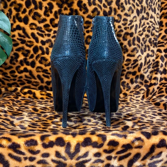 ‼️Bada$$ Black faux snakeskin Steve Madden PLATFORM stiletto booties, size 10 🔥 - Picture 5 of 9